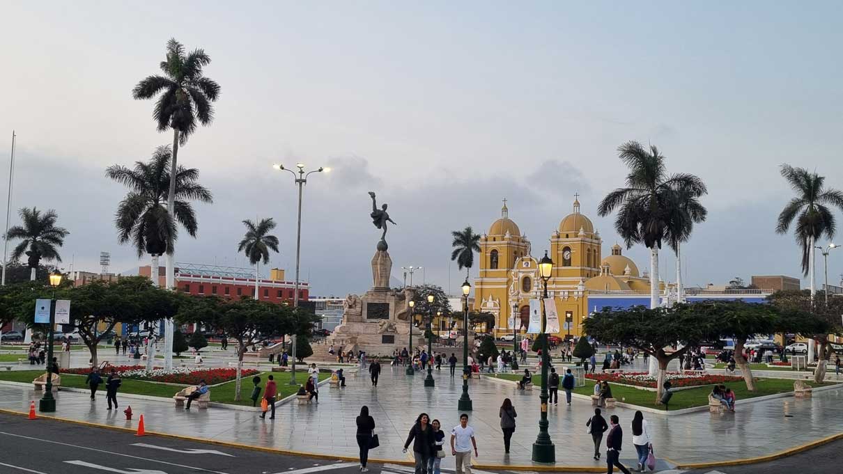 Paquete turistico Trujillo Perú plaza de armas